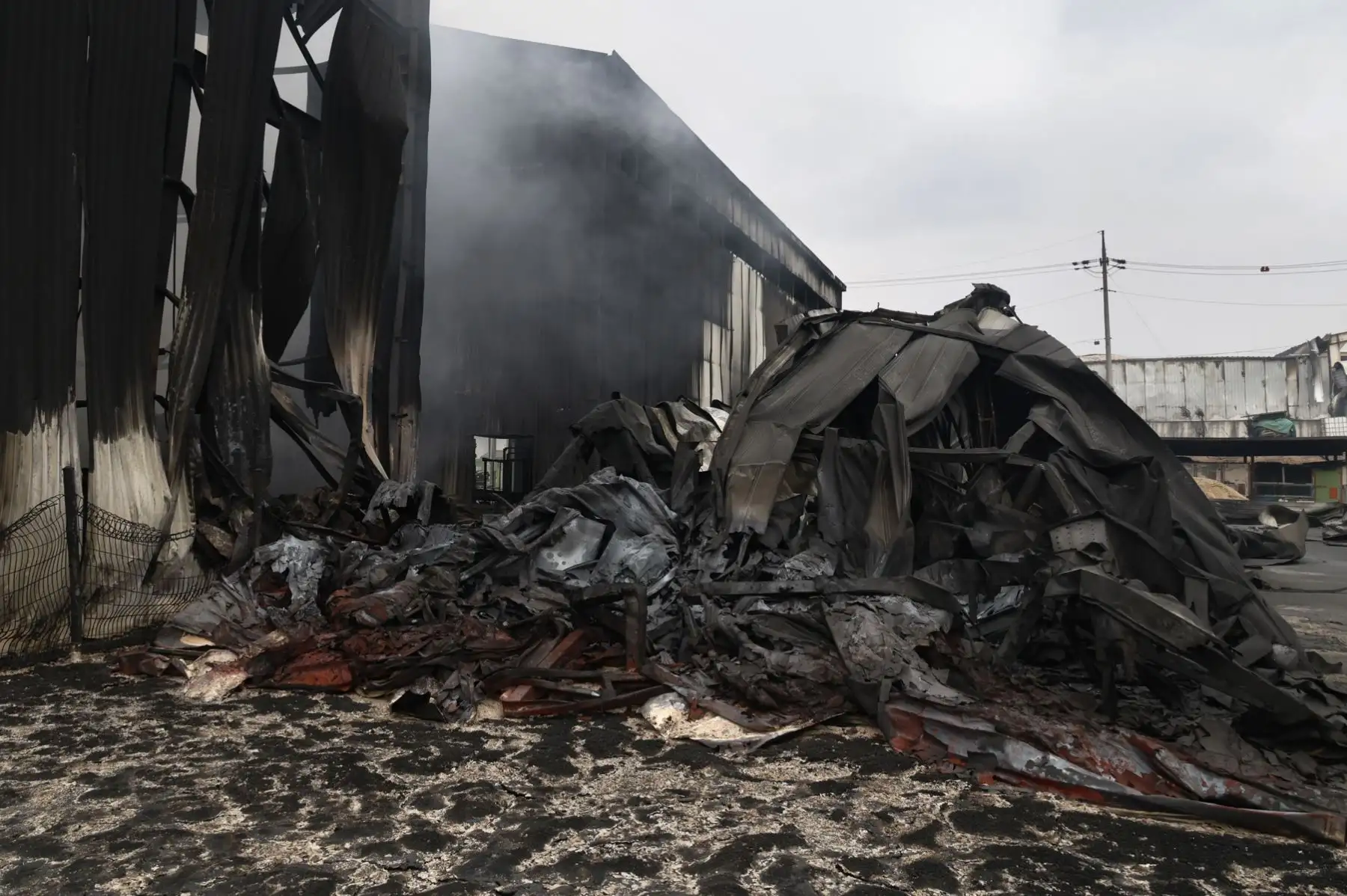 Restos quemados de edificios destruidos por los incendios forestales en el Complejo Industrial Agrícola de Namhu, en la ciudad de Andong, Corea del Sur. Foto: EFE