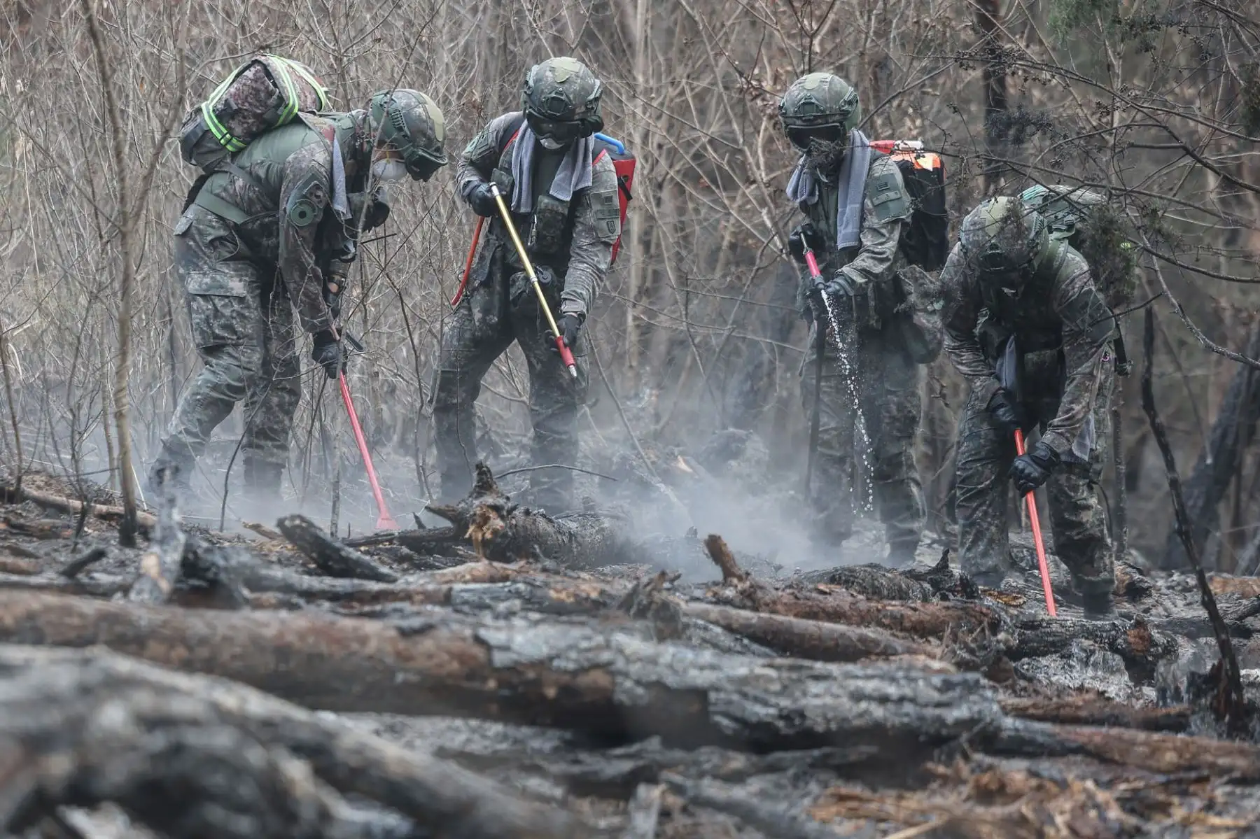 Un grupo de soldados trata de apagar los rescoldos del incendio en la montaña de Uiseong, Corea del Sur este jueves. Las autoridades y el servicio de bomberos siguieron este jueves tratando de contener los incendios forestales que azotan desde hace casi una semana el sudeste de Corea del Sur, que han dejado ya al menos 27 muertos y son considerados los peores de la historia del país. Foto: EFE