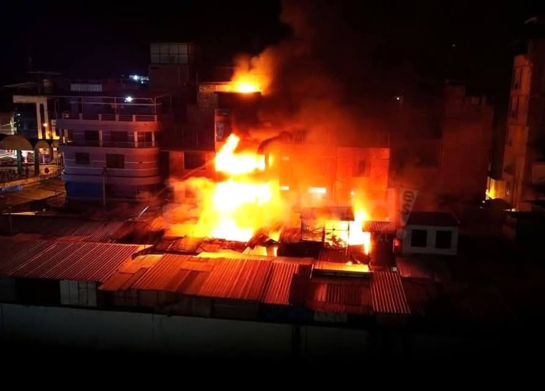 Bomberos de Perú y Ecuador sofocaron un incendio urbano de grandes proporciones que se registró en la zona comercial del distrito fronterizo de Aguas Verdes, en Tumbes. Foto: ANDINA/difusión.