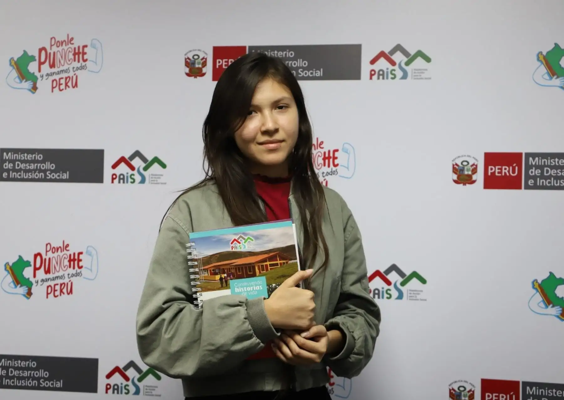 Gracias a su dedicación al estudio, Fiorella Navarro accedió a una beca para estudiar la carrera de Relaciones Internacionales en una universidad de Lima. Este logro lo obtuvo gracias al apoyo del tambo Costa Rica del programa PAIS, que le brindó toda la información. Foto: ANDINA/difusión.