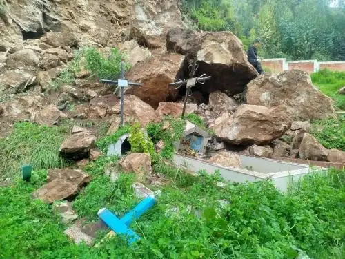 Las lluvias intensas que se registran en la región Pasco provocaron la caída de rocas que causó daños en varias tumbas del cementerio Batanchaca, ubicado en el distrito de San Francisco de Asís de Yarusyacán. ANDINA/Difusión