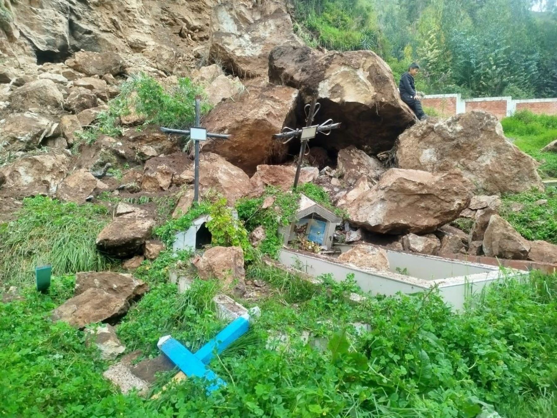 Las lluvias intensas que se registran en la región Pasco provocaron la caída de rocas que causó daños en varias tumbas del cementerio Batanchaca, ubicado en el distrito de San Francisco de Asís de Yarusyacán. ANDINA/Difusión