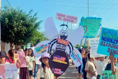 Son más de 500 personas, entre soldados, agentes comunitarios y personal contratado, quienes, de la mano con las municipalidades, realizan intervenciones casa por casa.