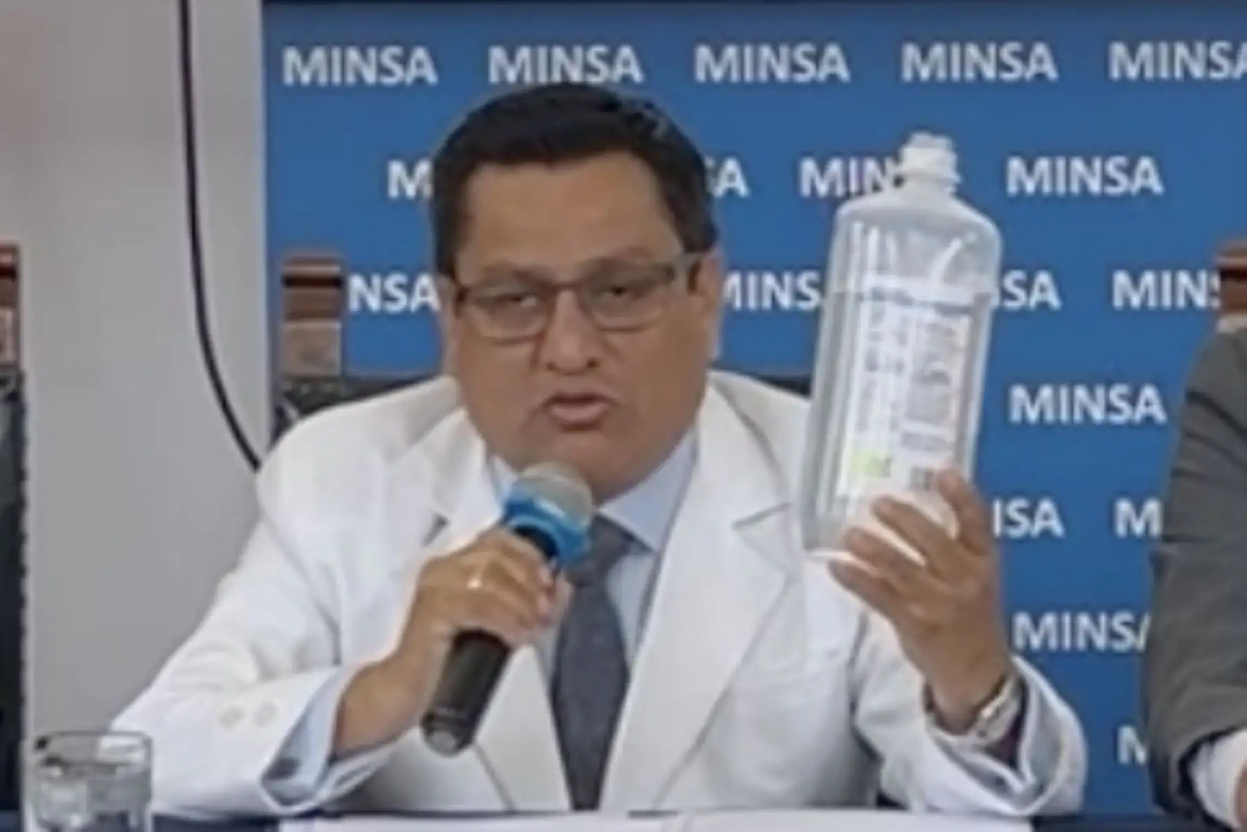 El ministro César Vásquez informó que 120,000 unidades de suero fisiológico del laboratorio B. Braun son distribuidas a escala nacional. Foto: ANDINA/Difusión