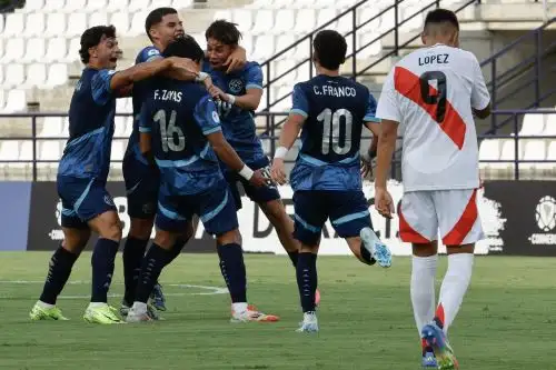 Futbolistas paraguayos celebran unos de sus 5 goles sobre Perú, hoy en Colombia. Foto: EFE