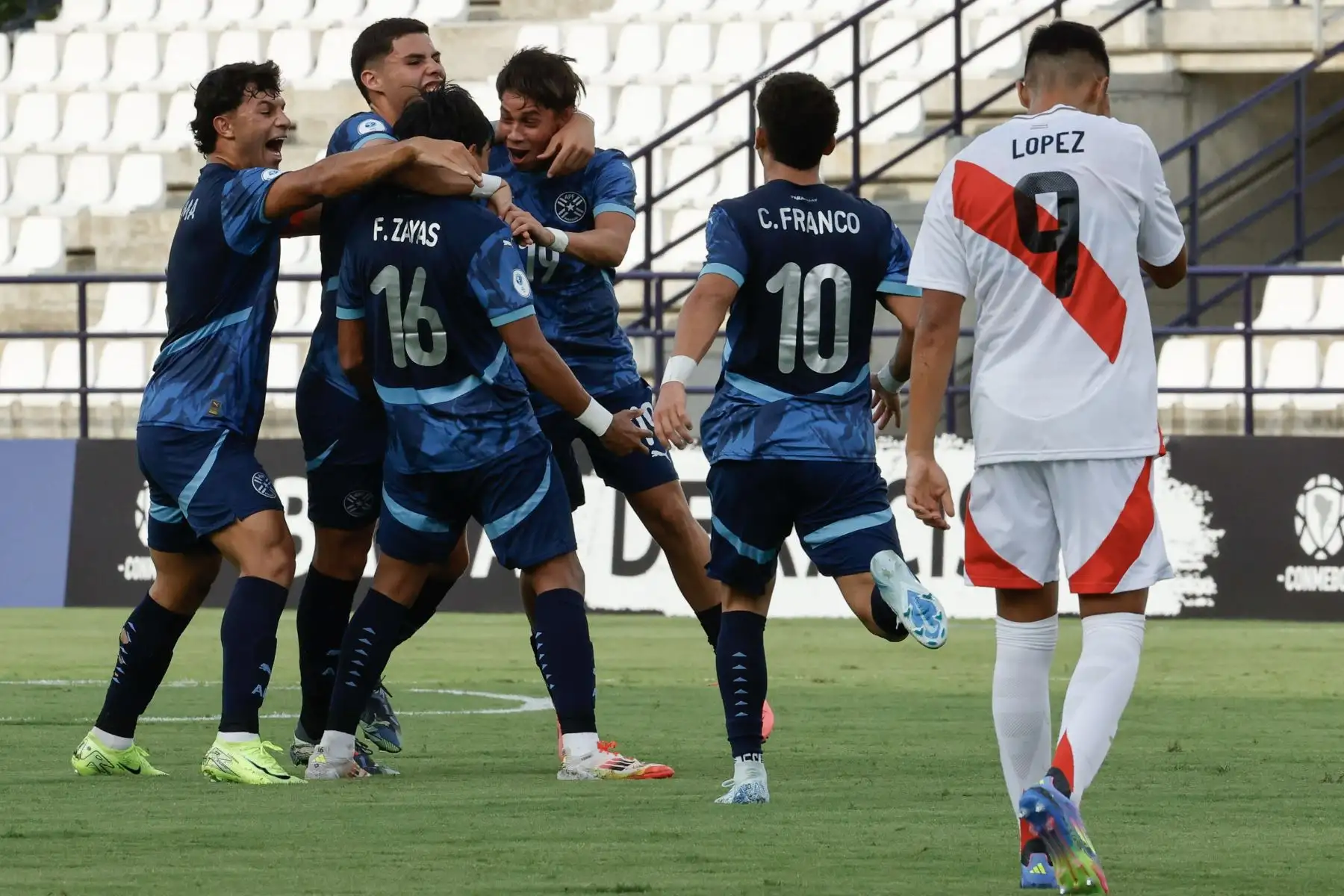 Futbolistas paraguayos celebran unos de sus 5 goles sobre Perú, hoy en Colombia. Foto: EFE