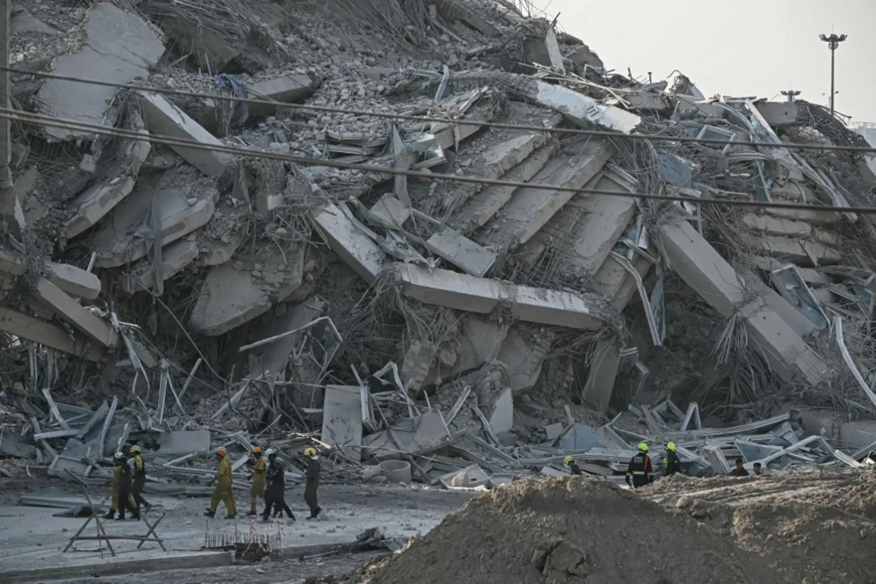 Los rescatistas caminan entre los escombros de una obra en construcción tras el derrumbe de un edificio en Bangkok el 28 de marzo de 2025, tras un terremoto. Un potente terremoto sacudió el centro de Myanmar el 28 de marzo, deformando las carreteras de la capital, Naipyidó, dañando edificios y obligando a la gente a huir a las calles en la vecina Tailandia. Foto: AFP