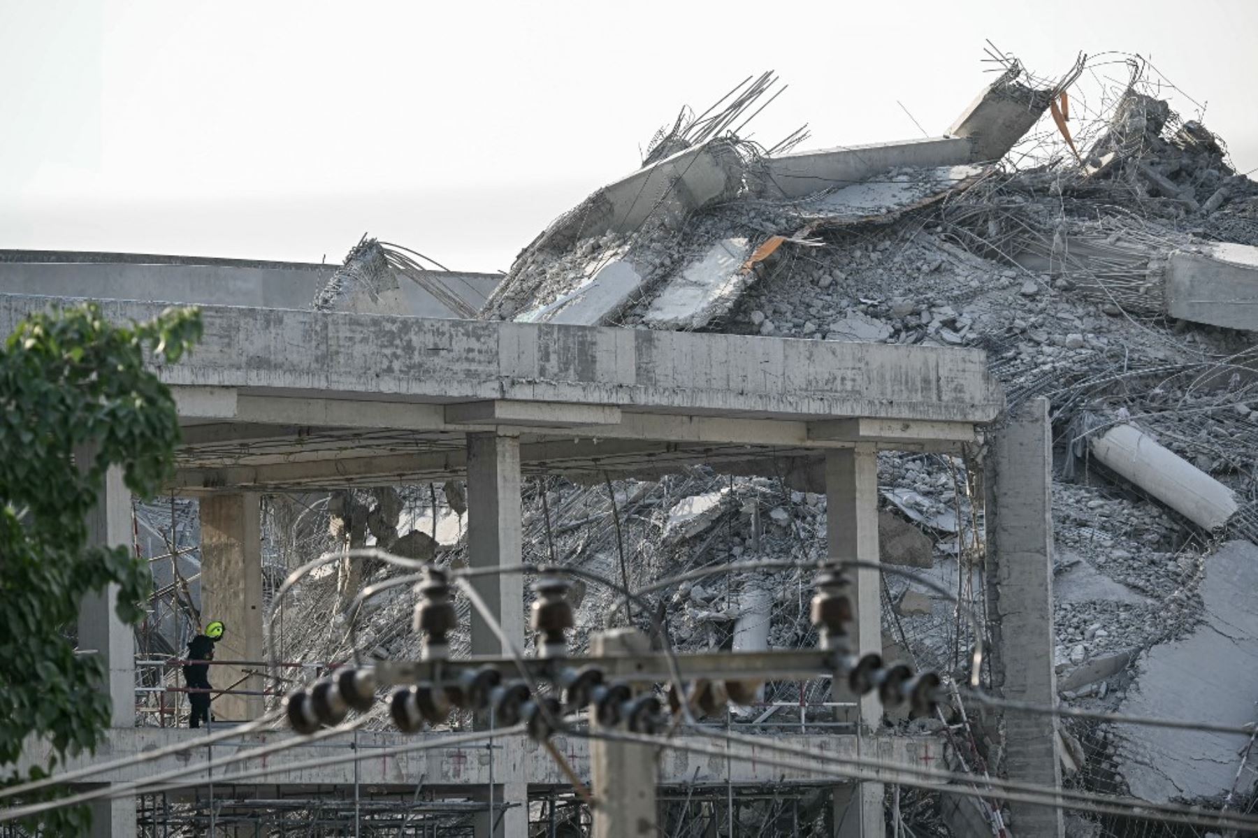 Un rescatista observa los escombros en una obra tras el derrumbe de un edificio en Bangkok el 28 de marzo de 2025, tras un terremoto. Un potente terremoto sacudió el centro de Myanmar el 28 de marzo, deformando las carreteras de la capital, Naipyidó, dañando edificios y obligando a la gente a huir a las calles en la vecina Tailandia.Foto: AFP