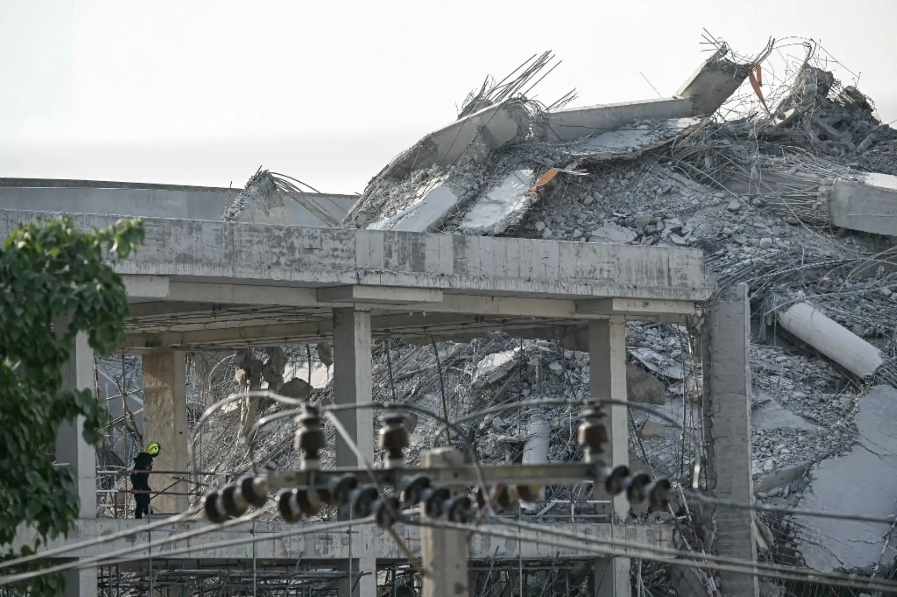 Un rescatista observa los escombros en una obra tras el derrumbe de un edificio en Bangkok el 28 de marzo de 2025, tras un terremoto. Un potente terremoto sacudió el centro de Myanmar el 28 de marzo, deformando las carreteras de la capital, Naipyidó, dañando edificios y obligando a la gente a huir a las calles en la vecina Tailandia.Foto: AFP