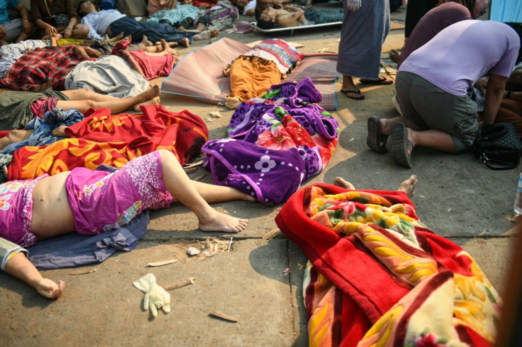 Víctimas del terremoto yacen en el suelo del complejo hospitalario de Naipyidó el 28 de marzo de 2025, tras un terremoto en el centro de Myanmar. Un potente terremoto sacudió el centro de Myanmar el 28 de marzo, deformando las carreteras de la capital, Naipyidó, dañando edificios y obligando a la gente a huir a las calles en la vecina Tailandia. Foto: AFP