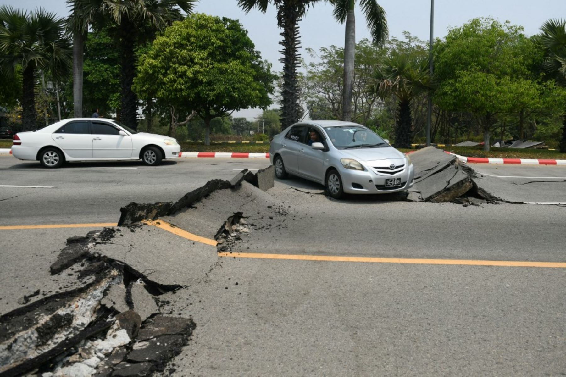 Vehículos pasan por una carretera dañada en Naipyidó el 28 de marzo de 2025, tras un terremoto en el centro de Myanmar. Un potente terremoto sacudió el centro de Myanmar el 28 de marzo, deformando las carreteras de la capital, Naipyidó, dañando edificios y obligando a la gente a huir a las calles en la vecina Tailandia. Foto: AFP