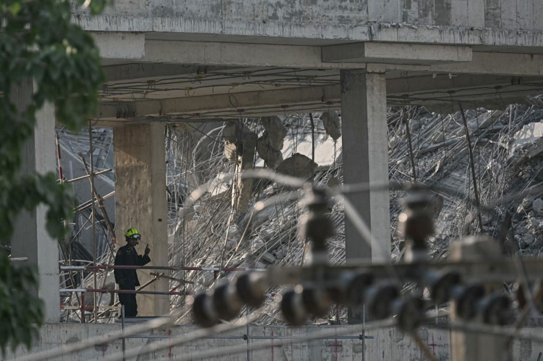 Un rescatista observa los escombros en una obra tras el derrumbe de un edificio en Bangkok el 28 de marzo de 2025, tras un terremoto. Un potente terremoto sacudió el centro de Myanmar el 28 de marzo, deformando las carreteras de la capital, Naipyidó, dañando edificios y obligando a la gente a huir a las calles en la vecina Tailandia. Foto: AFP