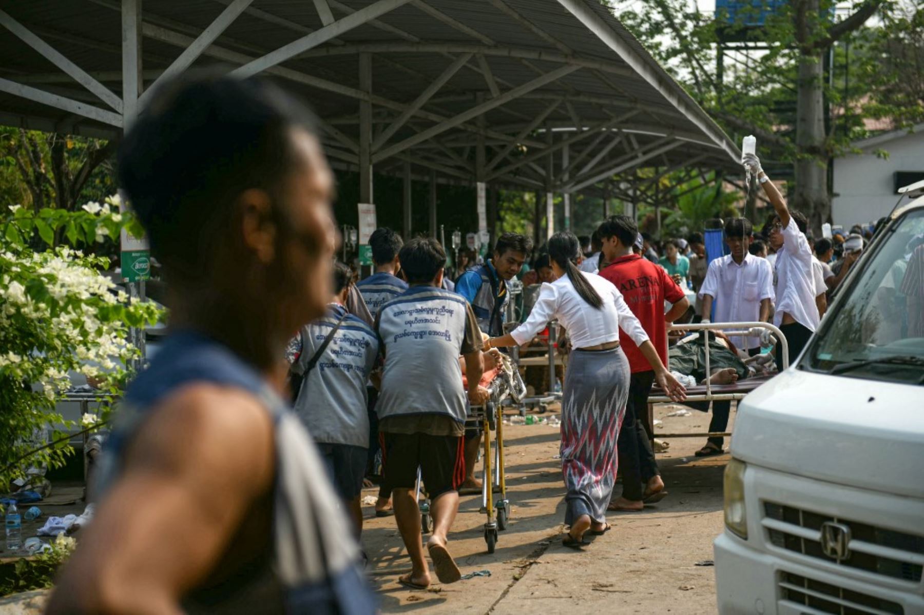 Personal médico traslada a una víctima del terremoto en el recinto de un hospital en Naipyidó, tras un terremoto en el centro de Myanmar. Un potente terremoto sacudió el centro de Myanmar el 28 de marzo, deformando las carreteras de la capital, Naipyidó, dañando edificios y obligando a la gente a huir a las calles en la vecina Tailandia. Foto: AFP