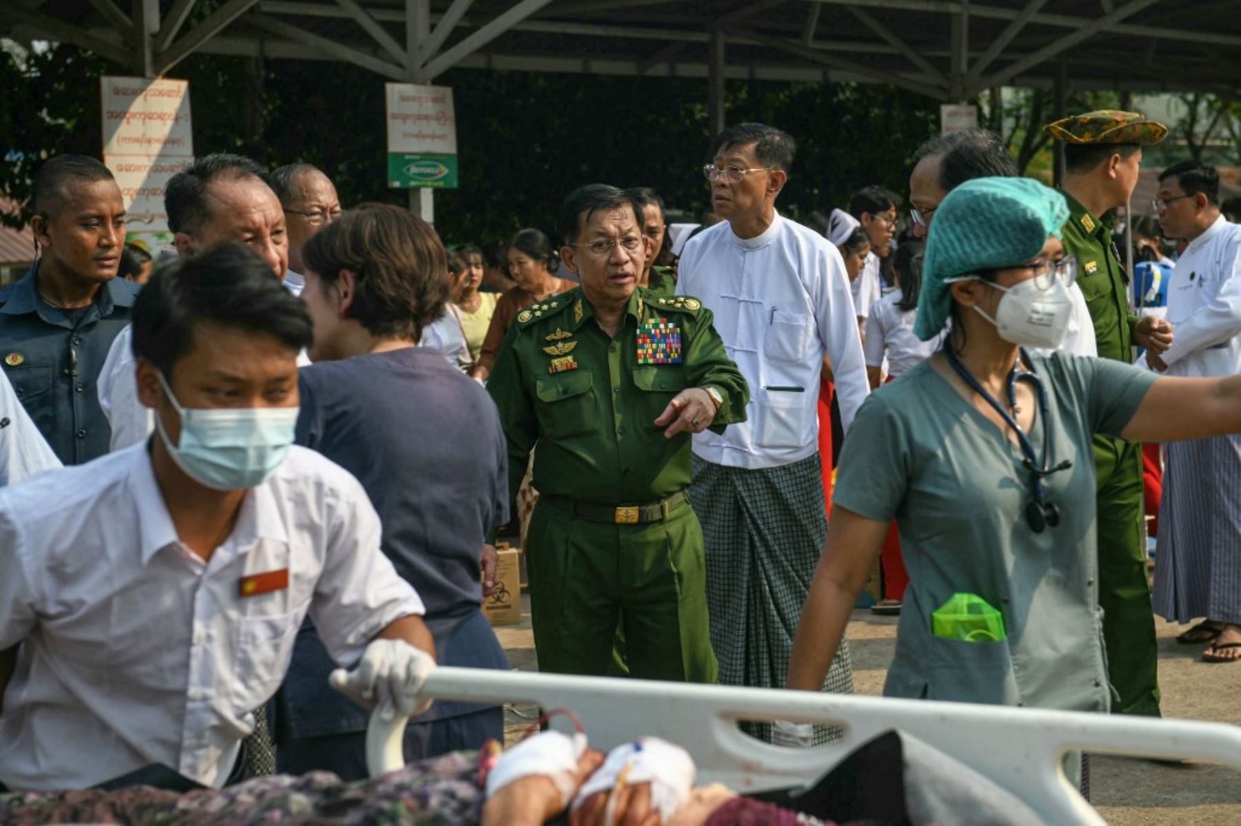 Supervivientes del terremoto se reúnen en el recinto de un hospital en Naipyidó, tras un terremoto en el centro de Myanmar. Un potente terremoto sacudió el centro de Myanmar el 28 de marzo, deformando las carreteras de la capital, Naipyidó, dañando edificios y obligando a la gente a huir a las calles en la vecina Tailandia. Foto: AFP
