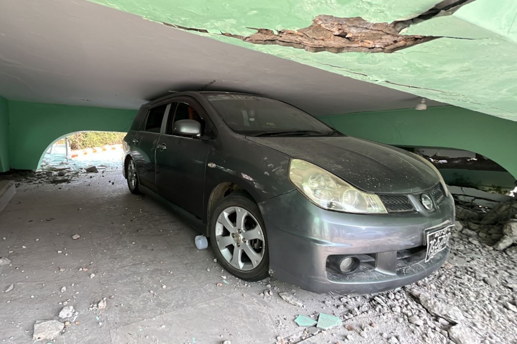 Se ve un coche bajo una parte derrumbada de un hospital en Naipyidó el 28 de marzo de 2025, tras un terremoto en el centro de Myanmar. Un potente terremoto azotó Myanmar y la vecina Tailandia, convirtiendo un importante hospital de la capital de Myanmar en una zona de gran número de víctimas y atrapando a decenas de trabajadores en un rascacielos en construcción en Bangkok. Foto: AFP