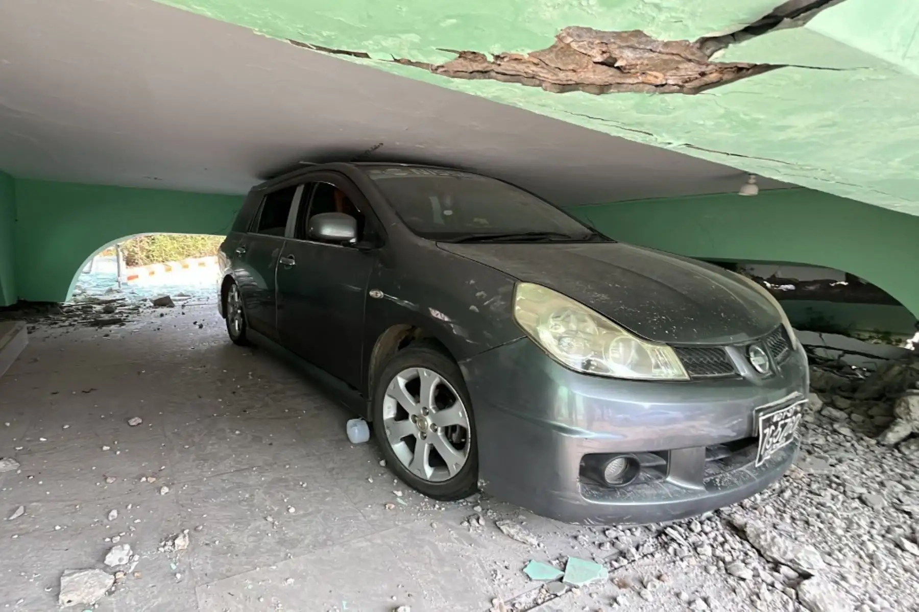 Se ve un coche bajo una parte derrumbada de un hospital en Naipyidó el 28 de marzo de 2025, tras un terremoto en el centro de Myanmar. Un potente terremoto azotó Myanmar y la vecina Tailandia, convirtiendo un importante hospital de la capital de Myanmar en una zona de gran número de víctimas y atrapando a decenas de trabajadores en un rascacielos en construcción en Bangkok. Foto: AFP