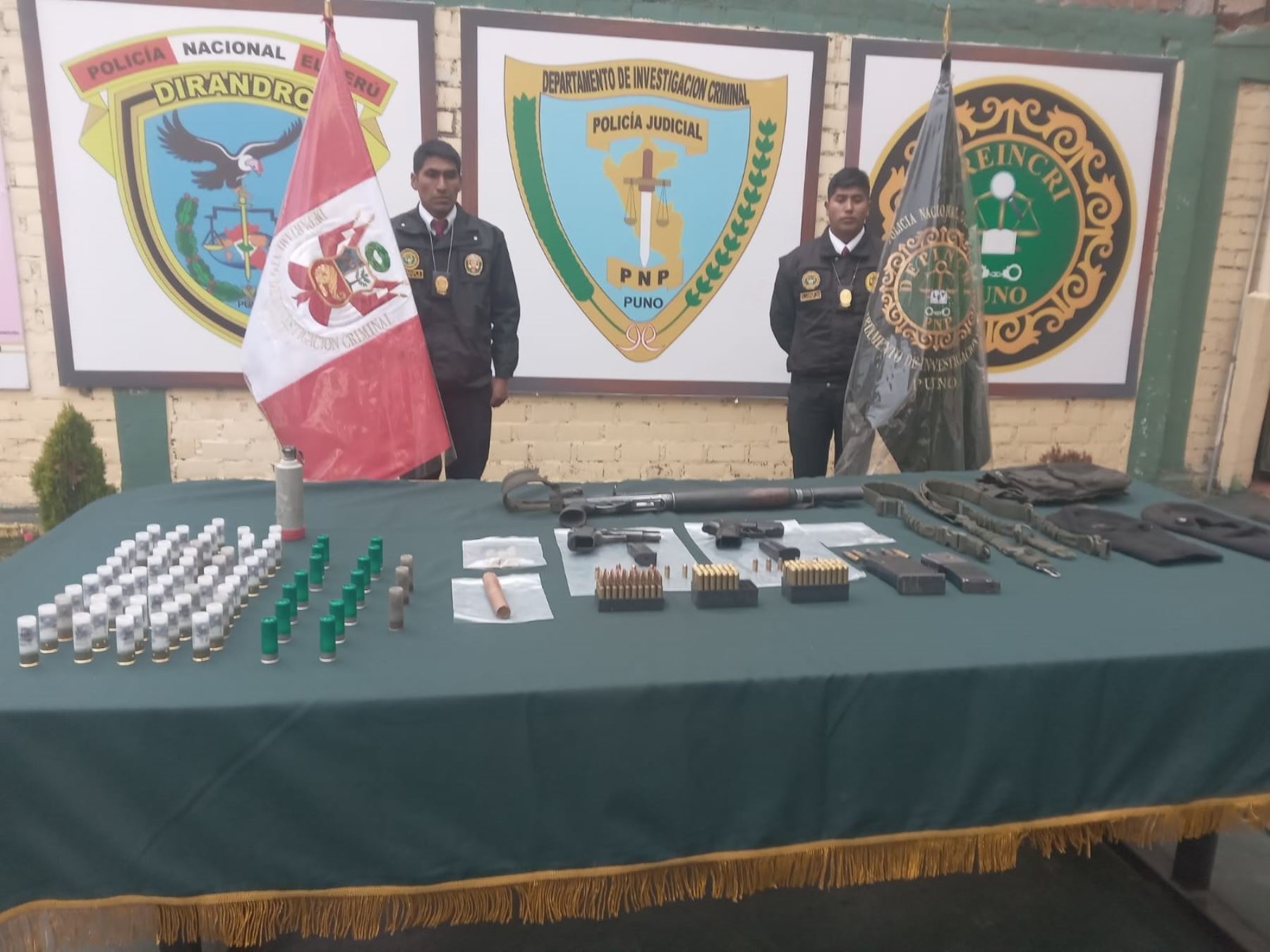 La Región Policial de Puno presentó el armamento incautado tras una intervención realizada en el sector Lunar de Oro, en La Rinconada, zona donde opera la minería informal. ANDINA/Difusión