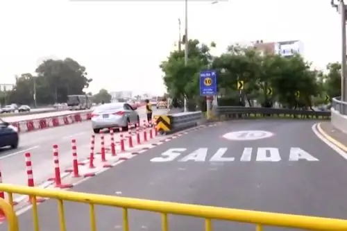 Desde Barranco, los conductores pueden tomar la salida 2 (Av. 28 de Julio) hacia la vía auxiliar de Paseo de la República. Después, deben girar a la izquierda en la Av. Ricardo Palma, continuar por la Av. José Pardo hasta la Av. Del Ejército y seguir hasta la Subida San Martín.Captura TV