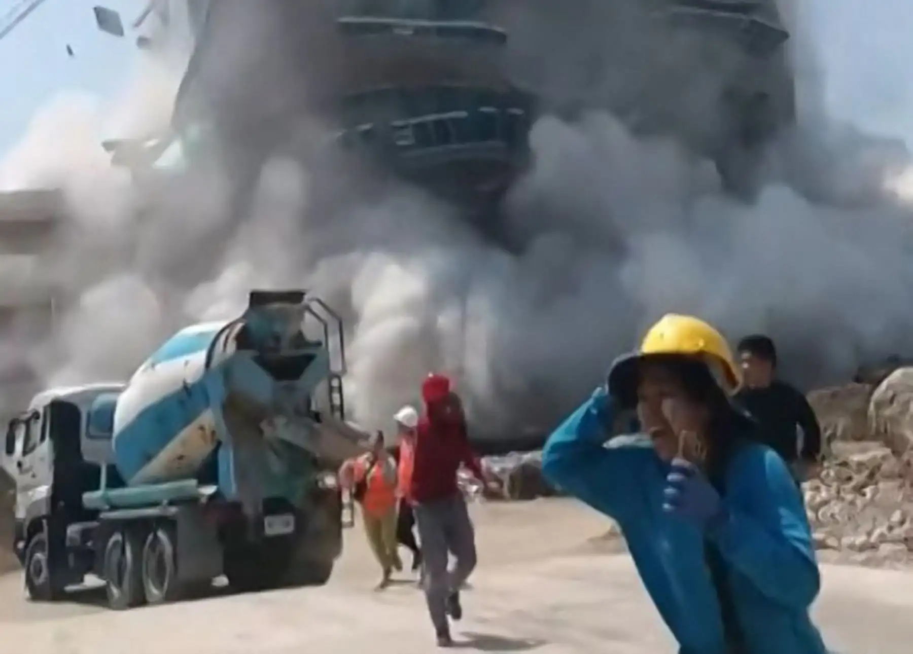 Esta captura de pantalla de un video UGC, tomada y publicada por Khon Su Cheevit Adeet Mai Suay Rok Na en Facebook el 28 de marzo de 2025, muestra a trabajadores huyendo de un edificio que se derrumba en una obra en Bangkok, tras un terremoto. Foto: AFP