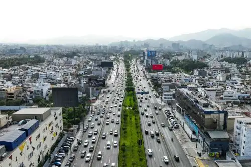 Av. Javier Prado es una de las zonas de Lima donde operan vehículos informales. Foto: ANDINA/Daniel Bracamonte