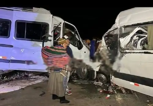 Tragedia en Puno. Choque frontal de dos vehículos deja tres muertos y decenas de heridos. El accidente ocurrió en la carretera Juliaca - Huancané.