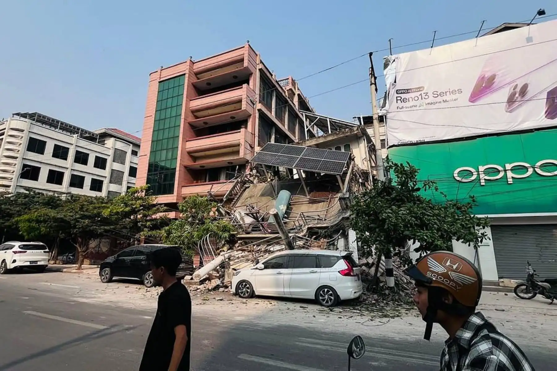 Personas observan un edificio derrumbado en Mandalay el 28 de marzo de 2025, tras un terremoto en el centro de Myanmar. Un potente terremoto sacudió  Myanmar deformando las carreteras de la capital, Naypyidaw, dañando edificios y obligando a la gente a huir a las calles en la vecina Tailandia. Foto: AFP