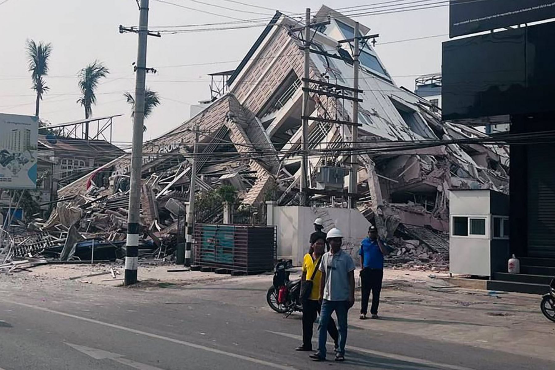 Un edificio en escombros en Mandalay el 28 de marzo de 2025, tras un terremoto en el centro de Myanmar. Un potente terremoto sacudió Myanmar deformando las carreteras de la capital, Naypyidaw, dañando edificios y obligando a la gente a huir a las calles en la vecina Tailandia. Foto: AFP