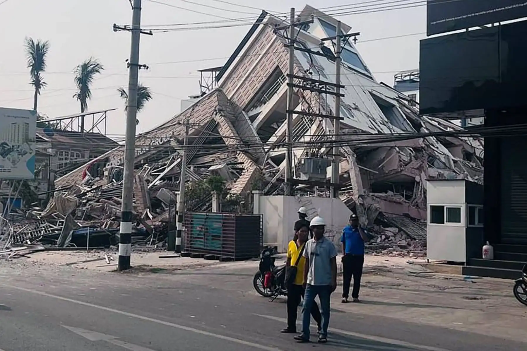 Un edificio en escombros en Mandalay el 28 de marzo de 2025, tras un terremoto en el centro de Myanmar. Un potente terremoto sacudió Myanmar deformando las carreteras de la capital, Naypyidaw, dañando edificios y obligando a la gente a huir a las calles en la vecina Tailandia. Foto: AFP