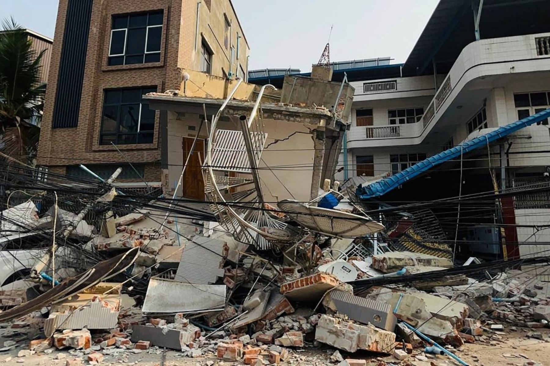 Un edificio en escombros en Mandalay el 28 de marzo de 2025, tras un terremoto en el centro de Myanmar. Un potente terremoto sacudió  Myanmar  deformando las carreteras de la capital, Naipyidó, dañando edificios y obligando a la gente a huir a las calles en la vecina Tailandia. Foto: AFP
