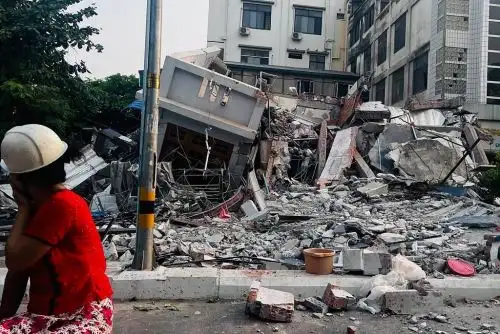 Un potente terremoto sacudió Myanmar y deformó las carreteras de la capital, Naypyidaw; dañó edificios y obligó a la gente a huir a las calles en la vecina Tailandia. Foto: AFP