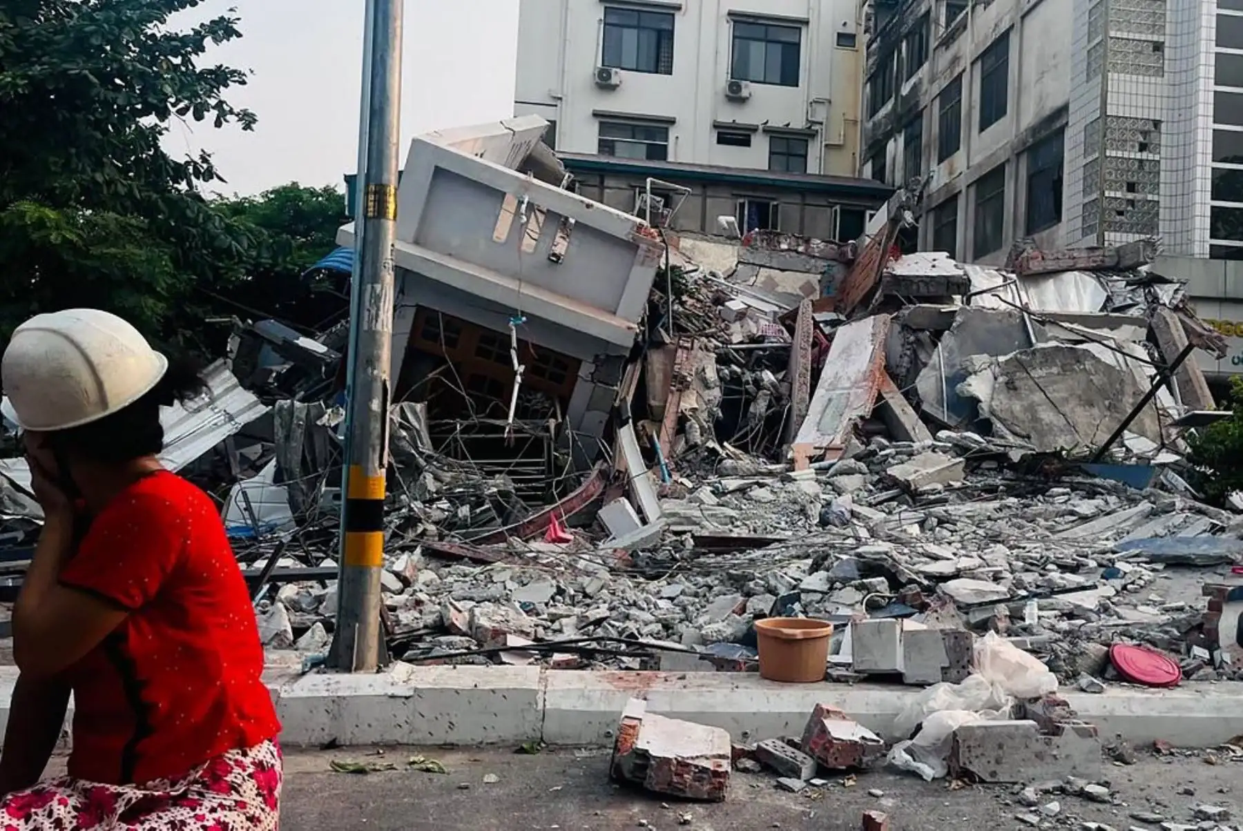 Un residente observa un edificio derrumbado en Mandalay el 28 de marzo de 2025, tras un terremoto en el centro de Myanmar. Un potente terremoto sacudió Myanmar deformando las carreteras de la capital, Naypyidaw, dañando edificios y obligando a la gente a huir a las calles en la vecina Tailandia. Foto: AFP