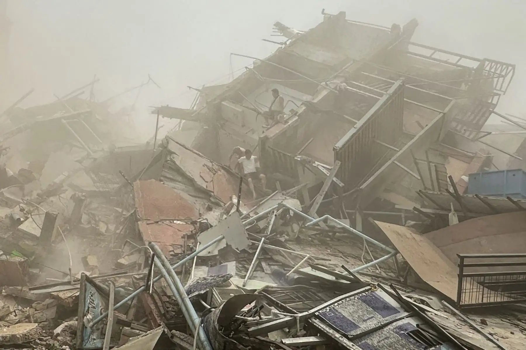 Personas inspeccionan los escombros de un edificio en Mandalay el 28 de marzo de 2025, tras un terremoto. Un potente terremoto causó la muerte de más de 20 personas en Myanmar y Tailandia. El sismo destruyó edificios y puentes y dejó atrapados a más de 80 trabajadores en un rascacielos en construcción en Bangkok. Foto: AFP