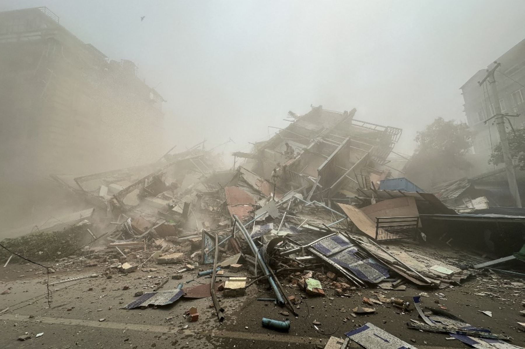 Personas inspeccionan los escombros de un edificio en Mandalay el 28 de marzo de 2025, tras un terremoto. Un potente terremoto causó la muerte de más de 20 personas en Myanmar y Tailandia. El sismo destruyó edificios y puentes y dejó atrapados a más de 80 trabajadores en un rascacielos en construcción en Bangkok. Foto: AFP