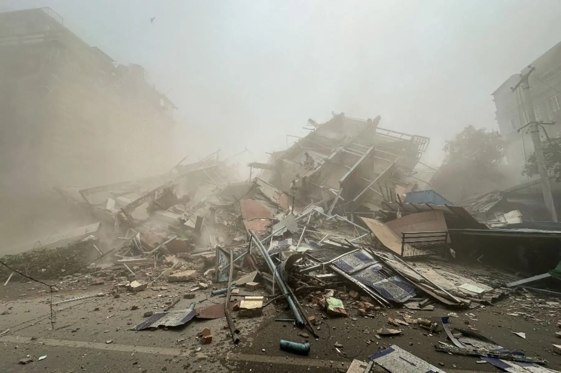 Personas inspeccionan los escombros de un edificio en Mandalay el 28 de marzo de 2025, tras un terremoto. Un potente terremoto causó la muerte de más de 20 personas en Myanmar y Tailandia. El sismo destruyó edificios y puentes y dejó atrapados a más de 80 trabajadores en un rascacielos en construcción en Bangkok. Foto: AFP