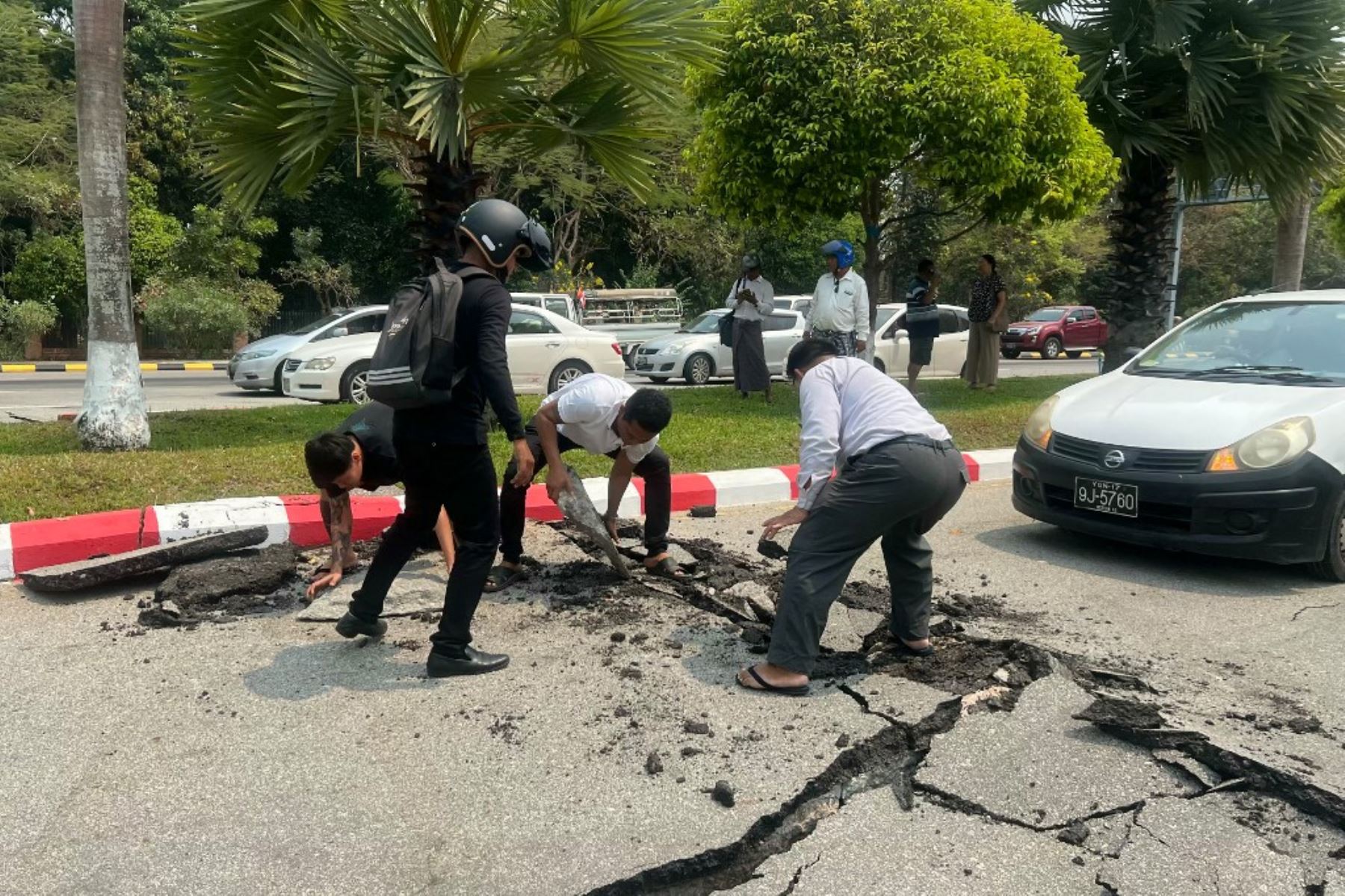 Automovilistas recogen restos de una carretera dañada en Naipyidó el 28 de marzo de 2025, tras un terremoto en el centro de Myanmar. Un potente terremoto sacudió  Myanmar  deformando las carreteras de la capital, Naipyidó, dañando edificios y obligando a la gente a huir a las calles en la vecina Tailandia. Foto: AFP