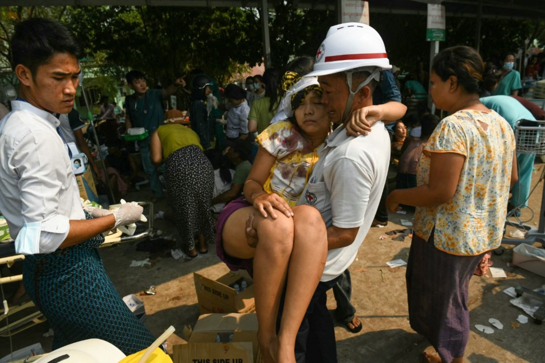 Una sobreviviente es trasladada mientras espera recibir atención médica en un hospital de Naipyidó el 28 de marzo de 2025, tras un terremoto en el centro de Myanmar. Un potente terremoto sacudió Myanmar deformando las carreteras de la capital, Naipyidó, dañando edificios y obligando a la gente a huir a las calles en la vecina Tailandia. Foto: AFP