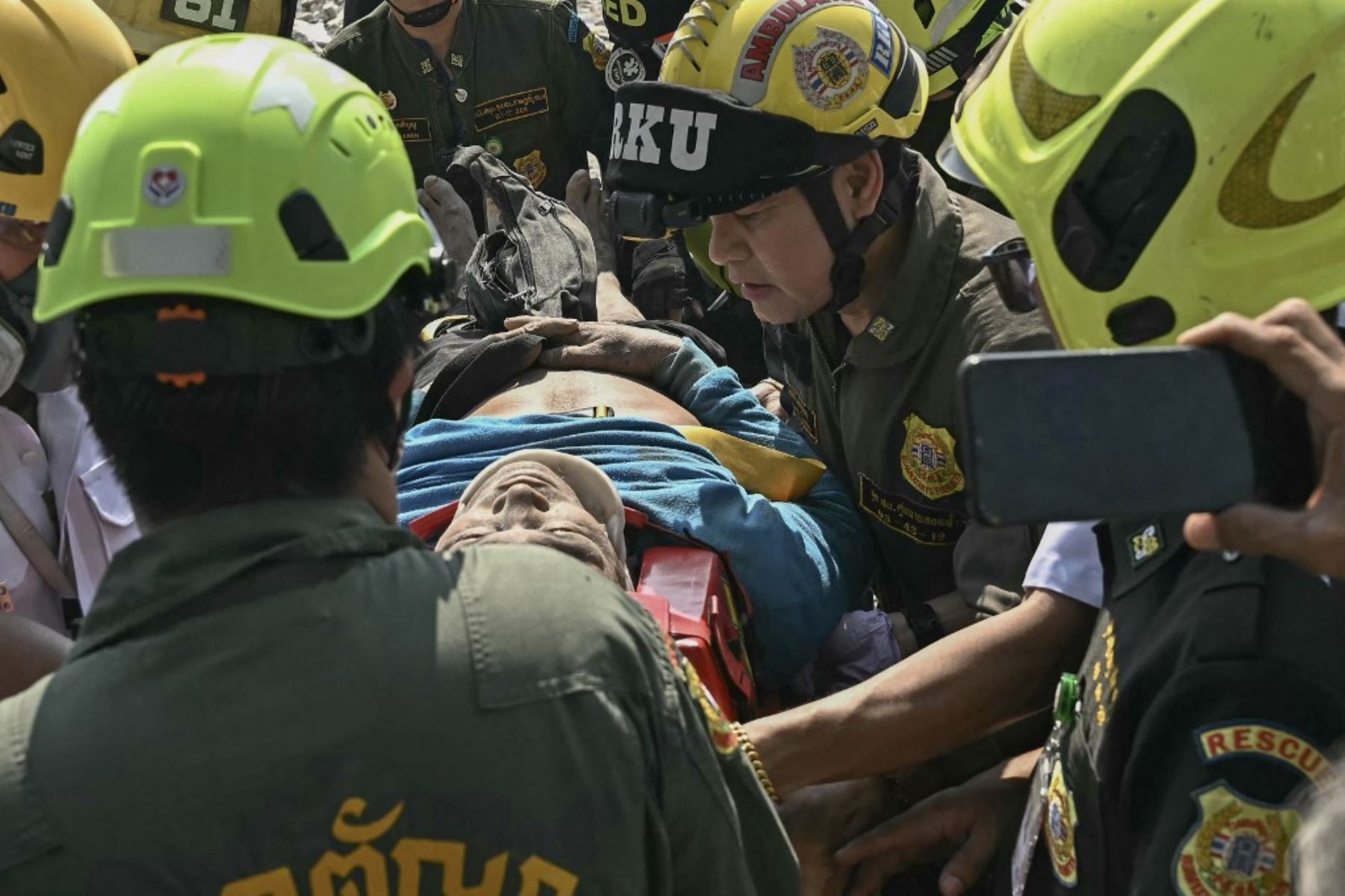 Un hombre herido es rescatado en una obra donde un edificio se derrumbó en Bangkok el 28 de marzo de 2025, tras un terremoto. Un potente terremoto sacudió el centro de Myanmar  deformando las carreteras de la capital, Naipyidó, dañando edificios y obligando a la gente a huir a las calles en la vecina Tailandia. Foto: AFP