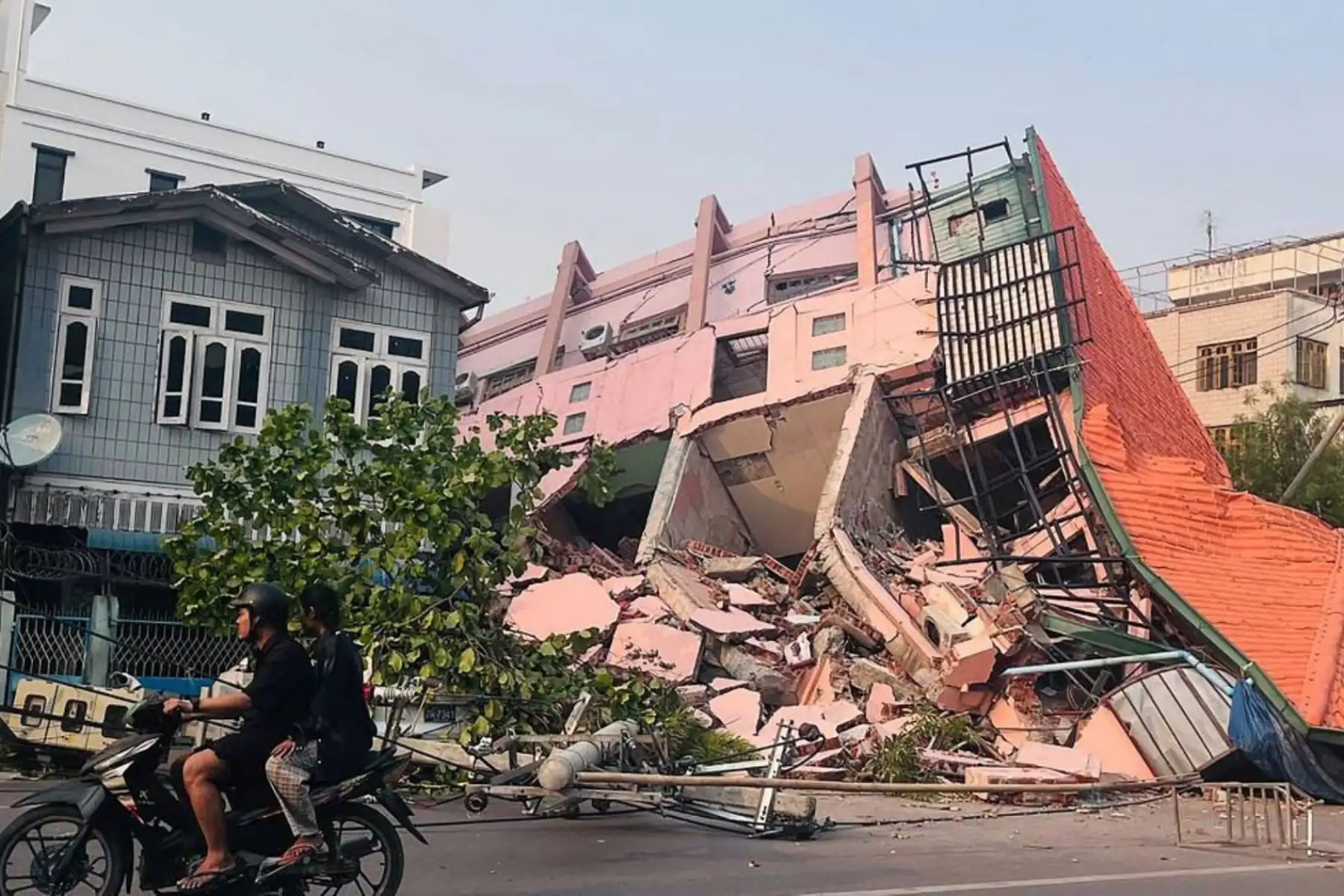 Un motociclista pasa junto a un edificio derrumbado en Mandalay el 28 de marzo de 2025, tras un terremoto en el centro de Myanmar. Un potente terremoto sacudió Myanmar deformando las carreteras de la capital, Naypyidaw, dañando edificios y obligando a la gente a huir a las calles en la vecina Tailandia. Foto: AF