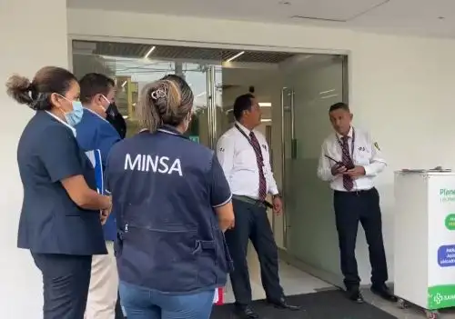 Representantes de la Gerencia Regional de Salud de La Libertad y de la Fiscalía de Prevención del Delito de Trujillo intervinieron esta mañana la clínica Sánchez Ferrer Sanna donde murieron dos personas tras recibir el suero fisiológico declarado defectuoso. ANDINA/Difusión