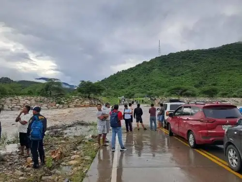 El pase de vehículos en diversos tramos viales de la sierra de Piura se encuentra restringido debido a la activación de quebradas a causa de las lluvias intensas  registradas el jueves 27 de marzo. ANDINA/Difusión
