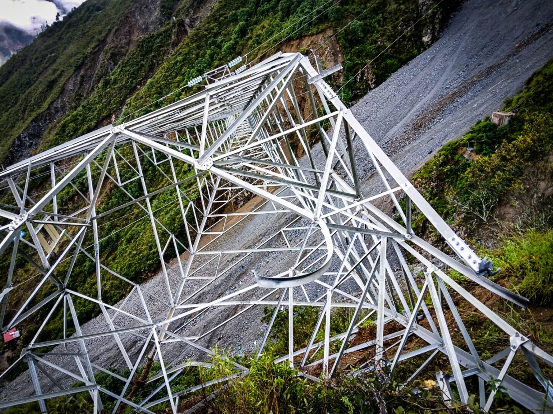 Un nuevo atentado perpetraron presuntos mineros informales en Pataz, en la sierra de La Libertad, al derribar una torre de alta tensión de la minera Poderosa, afectando sus operaciones . ANDINA/Difusión