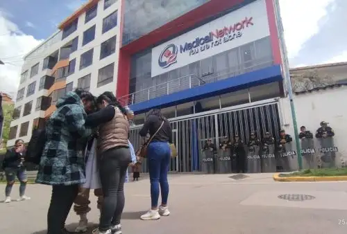 La Primera Fiscalía Penal de Santiago encabezó la intervención a la clínica Oxigen Medical Network de la ciudad de Cusco donde murió una joven y dos se encuentran graves tras haberles suministrdo el suero fisiológico. Las autoridades incautaron más de 500 botellas de este insumo médico. ANDINA/Percy Hurtado Santillán