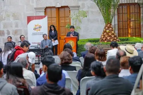 En cumplimiento al ofrecimiento hecho por el escritor arequipeño, la Biblioteca Regional de Arequipa cuenta ya con más de 23 mil ejemplares donados de su biblioteca personal.