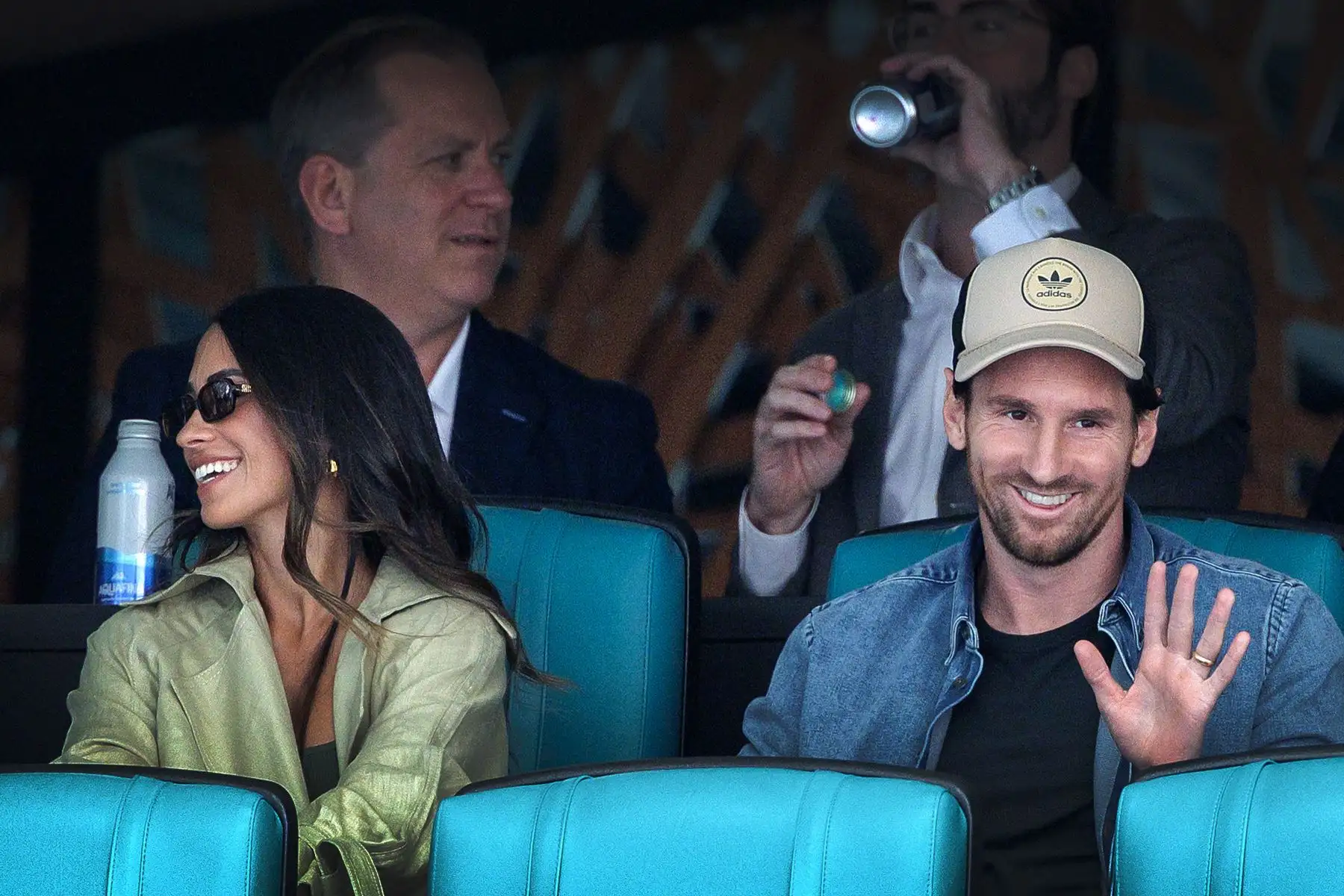 El futbolista argentino Lionel Messi y su esposa Antonella Roccuzzo asisten a las semifinales individuales masculinas del torneo de tenis Miami Open 2025, en Miami, Florida, EE. UU. Foto: ANDINA/EFE