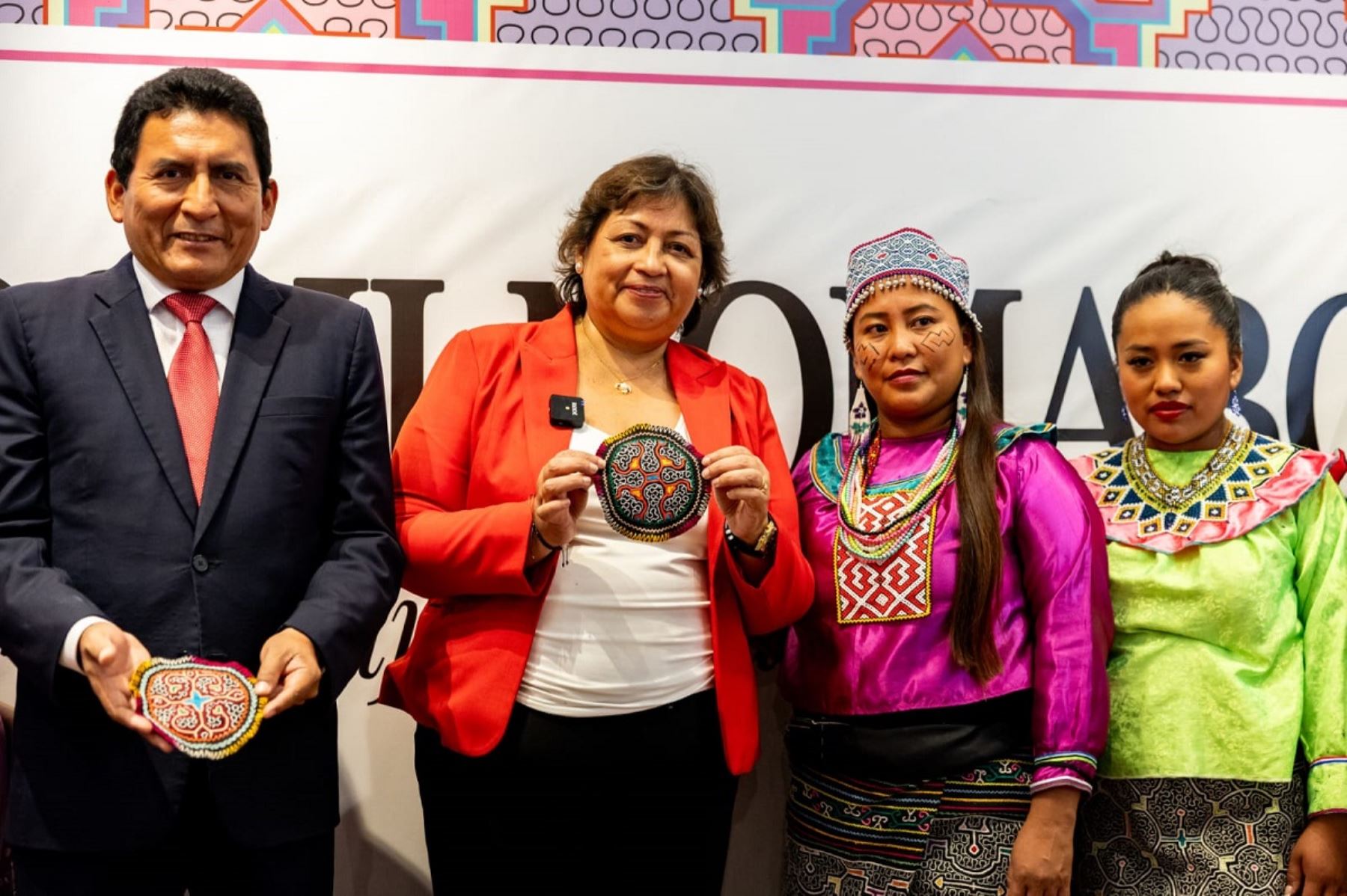 Ministra de la Mujer y Poblaciones Vulnerables, Fanny Castellanos, y viceministro de Mype e Industria del Ministerio de la Producción, inauguraron un mural con la cosmovisión Shipibo-Konibo, elaborado por mujeres y para mujeres, además de prendas sostenibles que siguieron un proceso de investigación y producción ética.