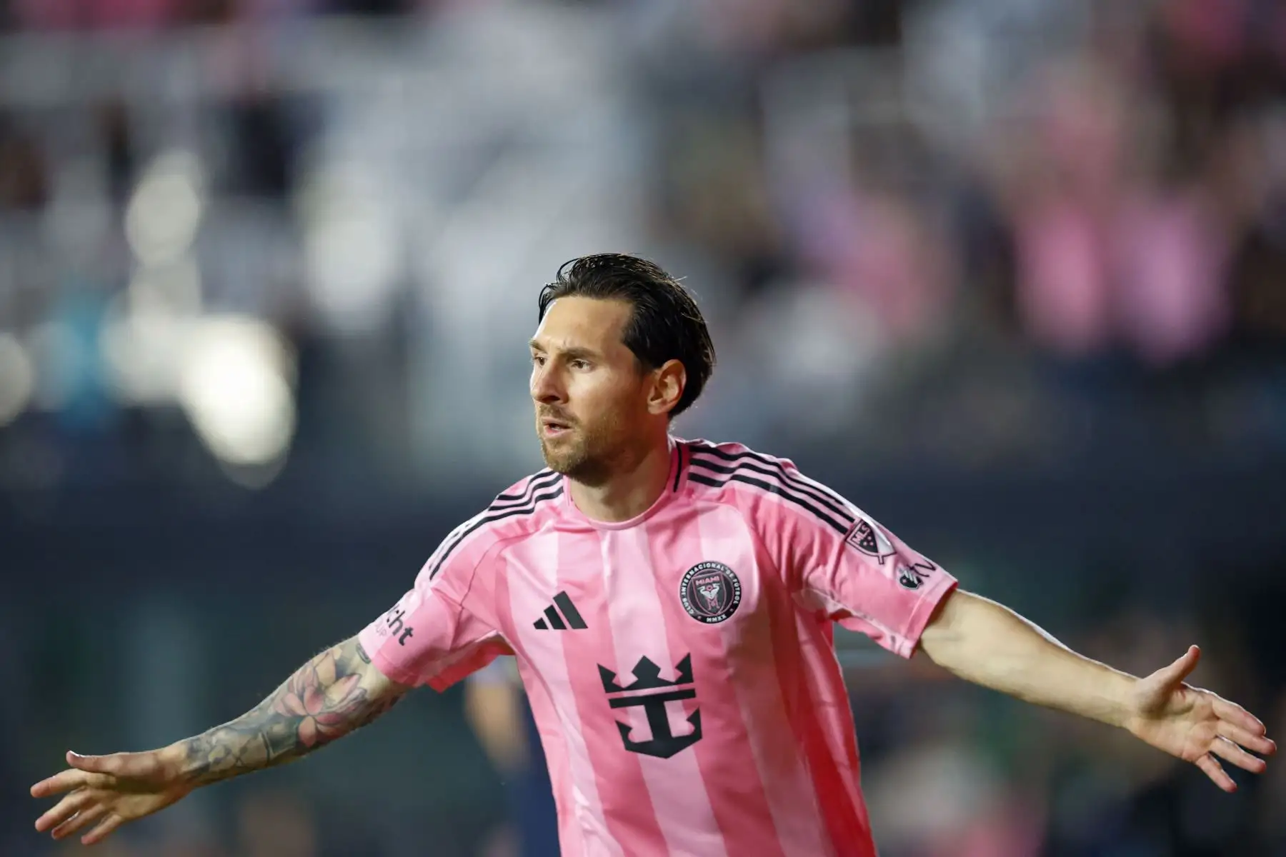 Lionel Messi celebra un gol con el Inter Miami durante un partido de la Major League Soccer. A los 39 años, el delantero argentino continúa en actividad y compitiendo al más alto nivel. Foto: ANDINA/Archivo.