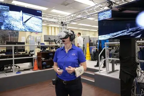 La NASA está aprovechando la realidad virtual (RV) para dar apoyo rentable y de alta fidelidad en la preparación de los miembros de la tripulación, los equipos de control de vuelo y los equipos científicos para el regreso a la Luna mediante su campaña Artemis.