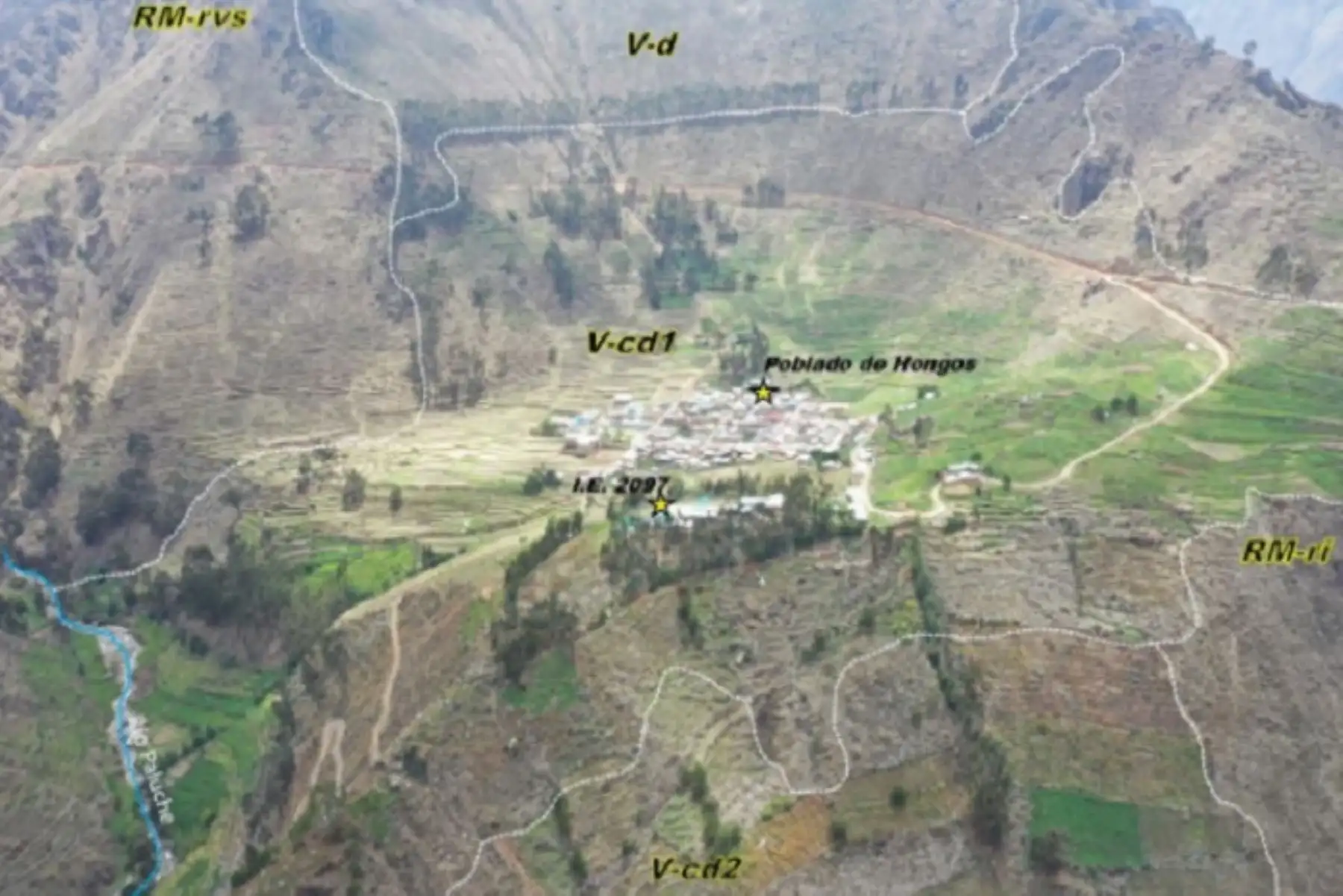 En la ladera suroeste del poblado  de Hongos se ha identificado depósitos de avalanchas de rocas, derrumbes y deslizamientos.: poblado de Hongos y colegio en riego por deslizamientos y erosión. Fotos: Ingemmet