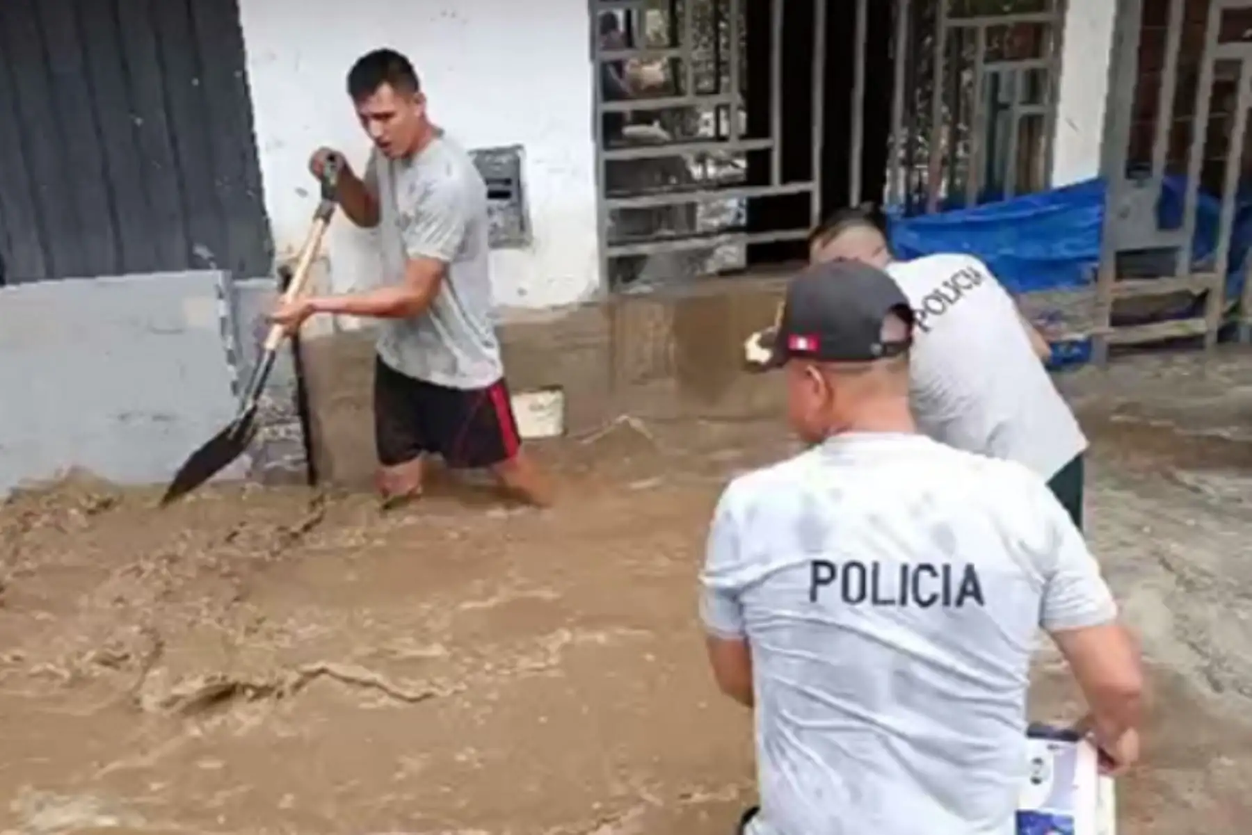 Efectivos de la PNP y Ejército participan también en el traslado de ayuda humnitaria.