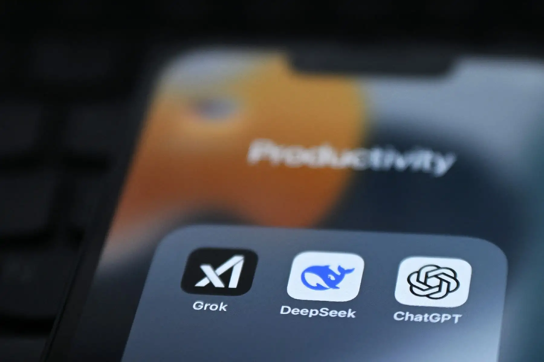 xAI lanzó en febrero la última versión de su chatbot, Grok 3, que Musk espera que encuentre tracción en un sector altamente competitivo disputado por ChatGPT y la china DeepSeek. Foto: AFP